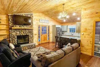 Image de Pines Luxury Log Cabin Lakefront Kayaks & Hot Tub
