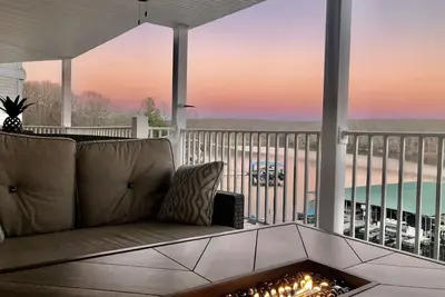 Image de The Wedge with the Edge Lake of the Ozarks<br>Lake Living Luxury