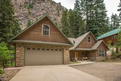Image de Close to Downtown - Two Ensuite Bedrooms - Private Back Deck Area - Sleeps 8