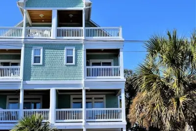Image de One block to the beach, beautiful 6 bedroom/5 bathroom house with many amenities