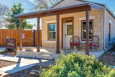 Image de In Town Villas | On Austin St. |Private Fireplaces and Hot Tubs