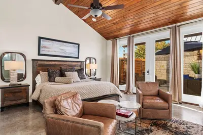 Image de In Town Villas- Suite 4 (2 Bedrooms) |  Private Hot Tub & Fireplace