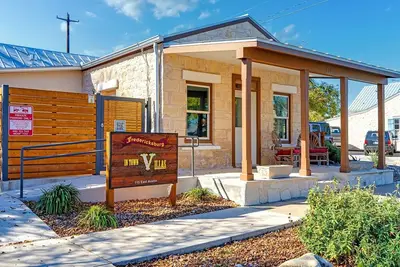 Image de In Town Villas- Suites 3 & 4 |Hot Tub and Fireplace