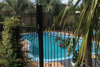 Image de 3 Br House light and airy close to beach and shops