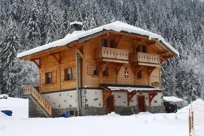 Image de 6 chambres doubles / lits jumeaux en suite et une chambre supplémentaire