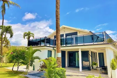 Image de *Villa Evasion*, piscine, jardin, à 100 m du lagon et de la plage