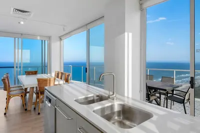 Air on Broadbeach 2 Level Private Apartment