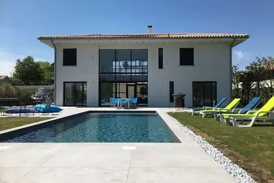 Image de Villa moderne avec piscine, grande terrasse et terrain de pétanque