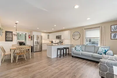 Image de Updated open concept beach house. 1. 5 blocks to bay beach and Harpoon’s!