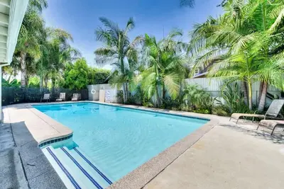 Walk to Disneyland 4br 4ba, Pool/Spa, LiveFirework