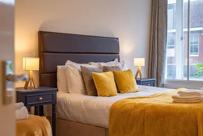 Image de 2br Apt Town Centre Location | Long & Short Stays - Fast WiFi - Sleeps upto 7!