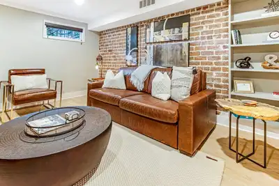 Image de Modern Garden Apartment with High-end Amenities on Jones by Lucky Savannah