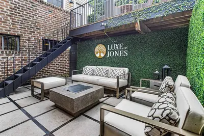 Image de Sophisticated Southern Style Apartment on Jones Street by Lucky Savannah