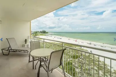 Image de Direct Beachfront Condo Pool, Beautifully Renovated 2 Bedroom 4th Floor Balcony.