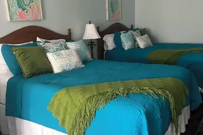 Image de Sunset Beach is beautiful. Check us out at Mermaid Cove. We are pet friendly.