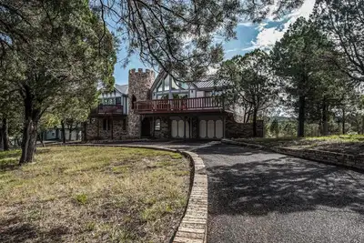 Image de White Mountain Chateau | Private Hot Tub, Deck!