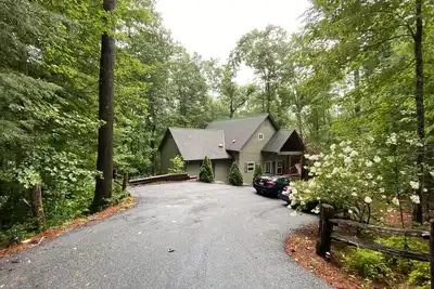 Image de Mountain Home- Enjoy backyard trails, river and waterfall