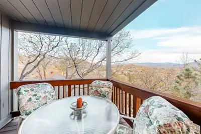 Image de Multi-level home with pool table, Ac, fireplaces, balcony & gorgeous views