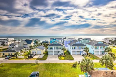 Image de 🌴Serenity By The Sea: Walk to Beach | Rooftop Deck | Private Elevator🌴