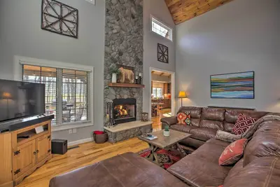Image de Spacious Wintergreen Resort Home w/ Hot Tub!