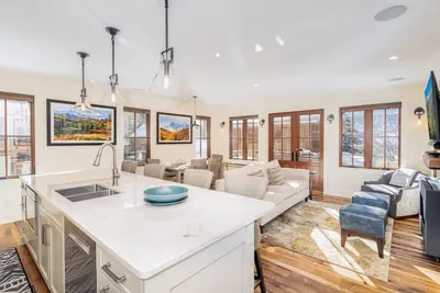 Image de The Treehouse - Unique Townhome In The Center of Town, Epic Views, Amenities