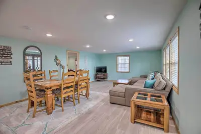 Image de Outdoor Family Fun: Large Home by Beaver Lake!