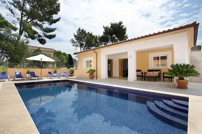 Image de Maison de campagne \"Can Medina\" près de la plage avec piscine, terrasse et jardin