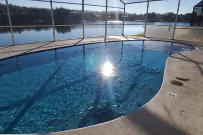 Image de Large Modern 4 Bed 3 Bath Home! Heated Private Pool! Close to Attractions!