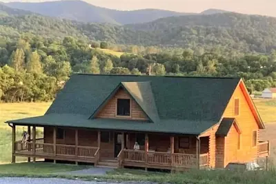 Image de Little Bears Cabin - 5 Br \/ 3 Fireplaces - Spend Spring in the Shenandoah Valley