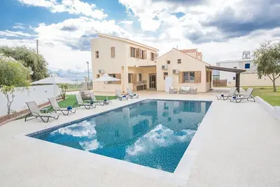 Image de Protaras Holiday Villa Kr01 - a villa that sleeps 13 guests in 6 bedrooms