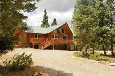 Image de Luxury upscale cabin, quiet cul-de-sac, free Wi-Fi