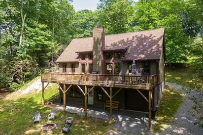 Image de Laurel Creek Lodge - Pet Friendly! Pool table, hot tub, 2 acres, hiking trail with creek!