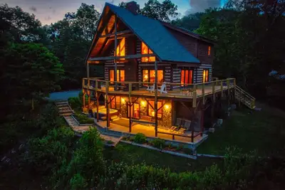 Image de Pretty Spectacular - 3900' Seven Devils home with views, fire pit, pool table, hot tub