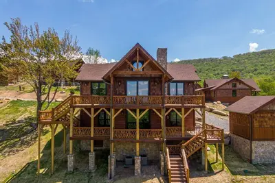 Image de Kikis Hideaway at Eagles Nest - Two King masters, hot tub, firepit, deck fireplace!