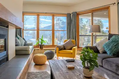 Image de ☀Modern Serene Sunny with Mountain Views | Minutes to Fun☀