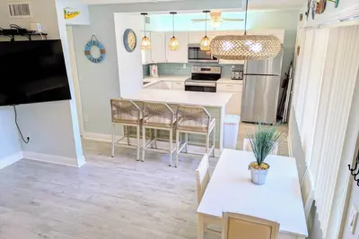 Image de Newly Renovated! 2 Bed Family Friendly Condo w/ Beach Access & Prime Location! !