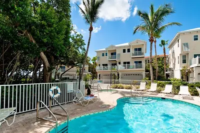 Image de Light & Airy Townhome with Beach, Bay, & Pool views from deck!