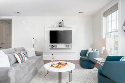 Image de Quiet Sanctuary, Light-filled & Spacious Condo