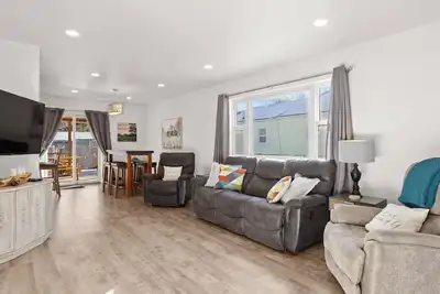 Image de 63 Bar offers Hot Tub, Convenient location to downtown, Wi-Fi, dog friendly, family friendly home.