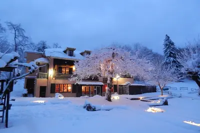 Image de Grande maison du 19ème à la montagne dans un parc clôturé, Pyrénées Emotions
