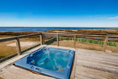 Image de Summer Savings -Soundfront Dog Friendly Hatteras Home w/ Hot Tub and Water Views