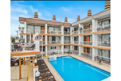 Image de Condo with pool 1 block from beach and boardwalk!