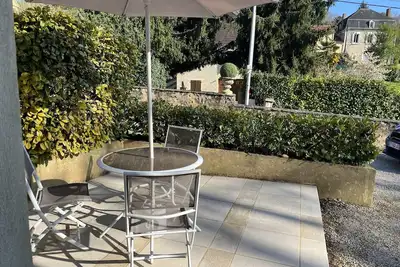 Image de Petite maison dans Sarlat avec piscine, parking et terrasse.