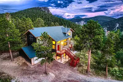 Image de Pool Table and Media Room in 3-Level Family-Friendly Home with Gorgeous views