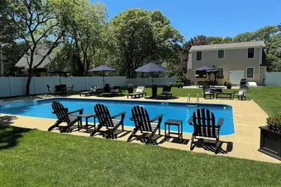 Image de Katama-Bike to town and beaches with heated private pool and central air