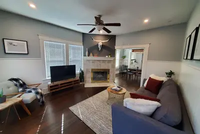 Image de Downtown Craftsman Bungalow - Newly Renovated
