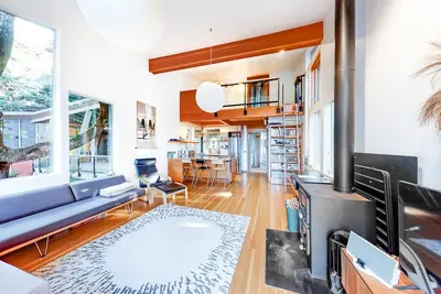 Image de Stylish Coastal Retreat W/ Private Deck, Scenic Surrounding, Full Kitchen & WiFi