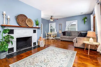 Image de Cool, Calm & Cozy | 2 Br Home with plenty of charm