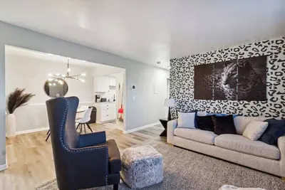 Lansing Layover#3 | 2 Br - 1 Ba