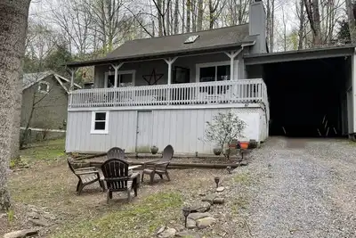 Image de Cute and cozy cabin in the heart of Maggie Valley.